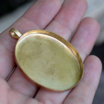 Oval pendent bezel