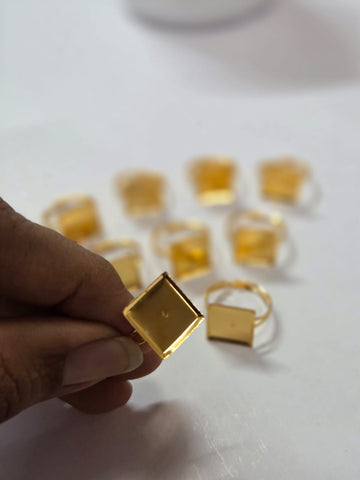 Finger ring bezel golden squre
