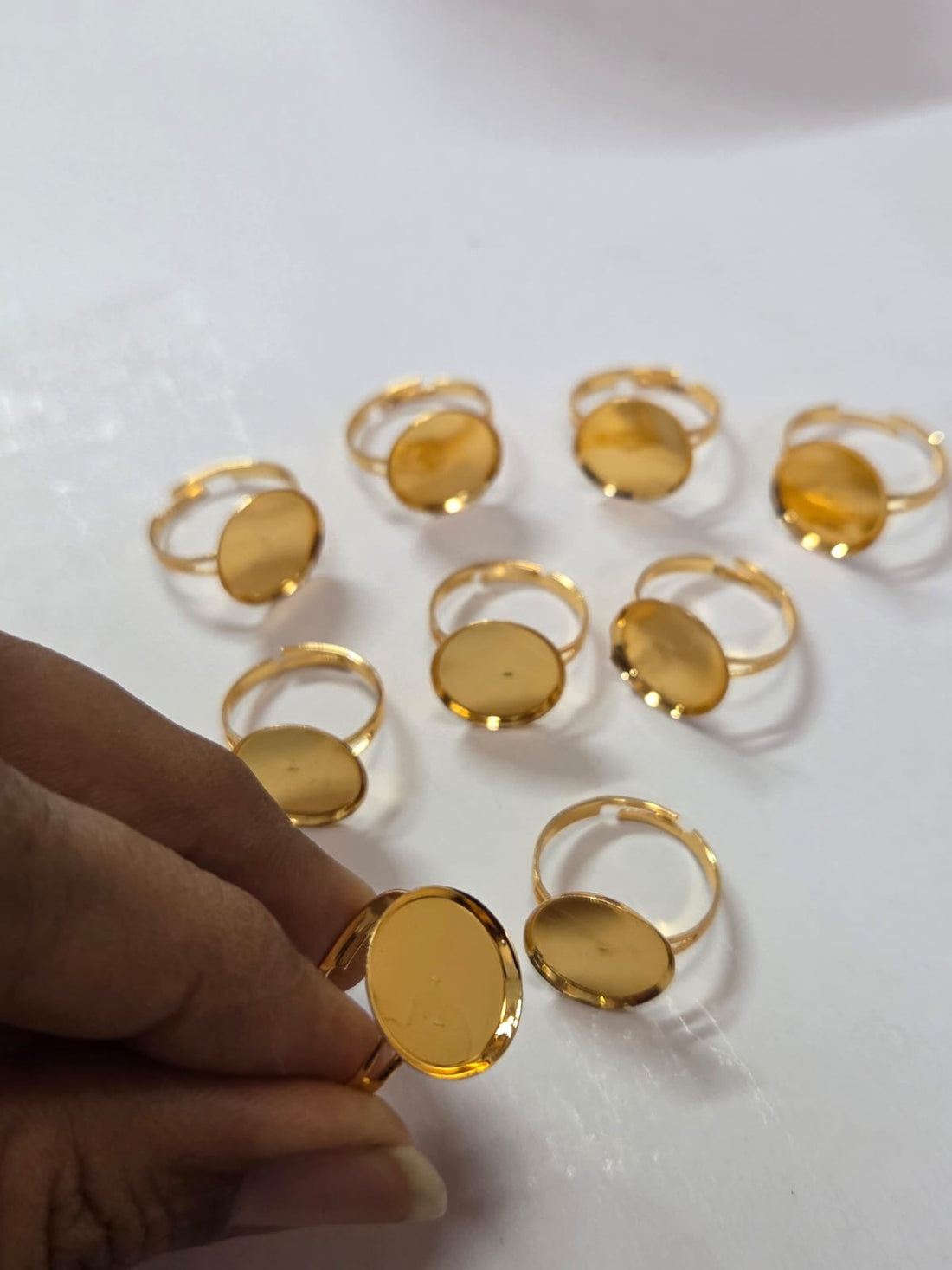 Finger ring bezel golden round