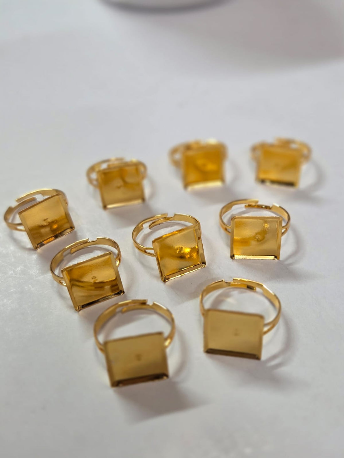 Finger ring bezel golden squre