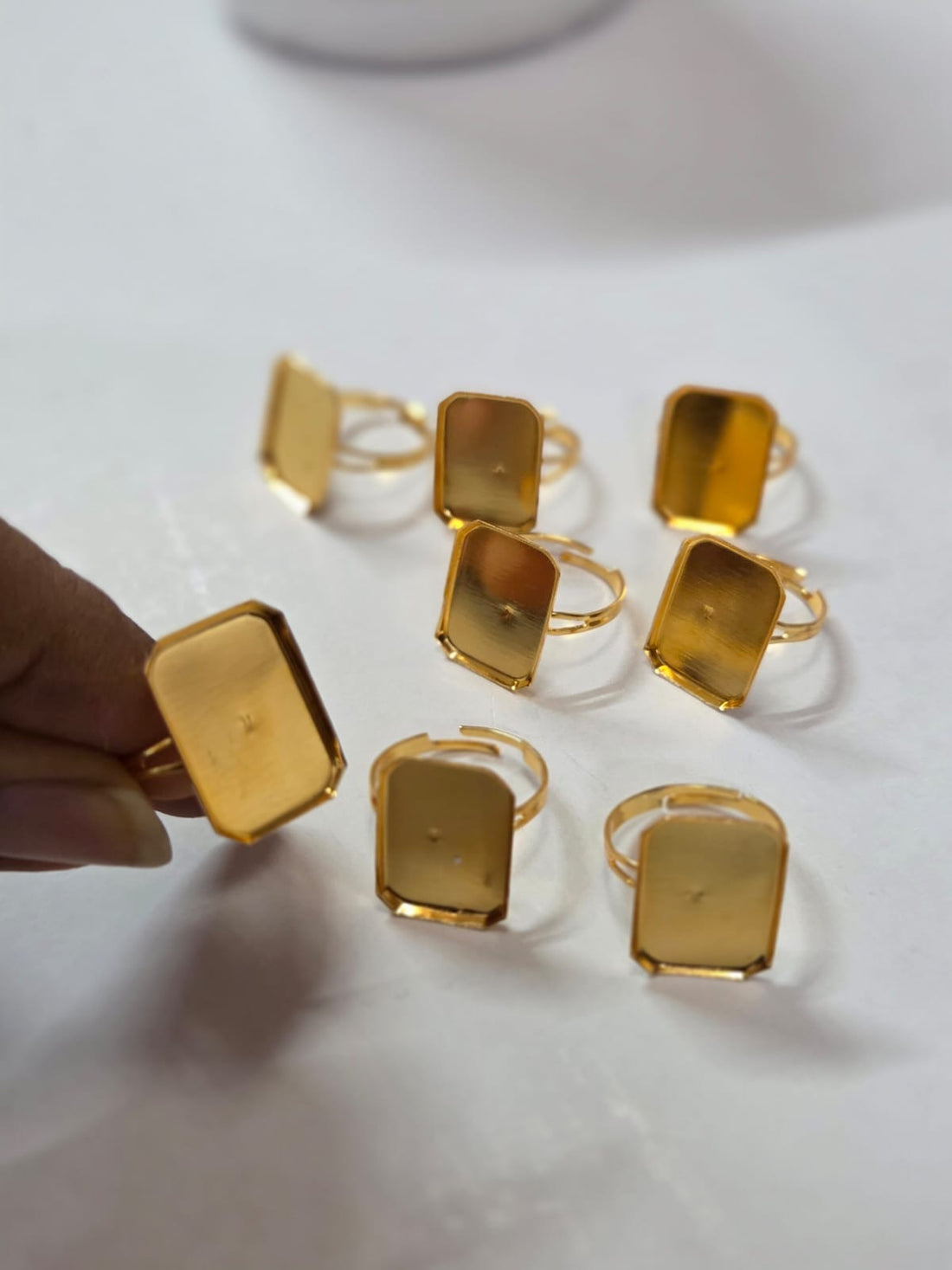 Finger ring bezel golden