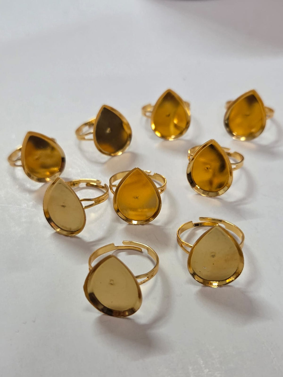 Finger ring bezel golden drop shape