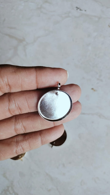 Round pendent bezel
