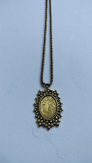 Antique Golden Chain Pendant Bezel Set